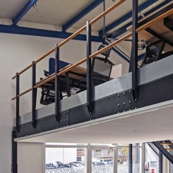Geländer mit Sicherheitsleiste