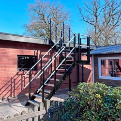 Standard-Treppe mit Podest