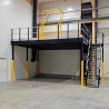 Entreplanta industrial TXL 32 con escalera estándar y barandilla con zócalo de seguridad