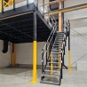 Entreplanta industrial TXL 32 con escalera estándar y barandilla con zócalo de seguridad