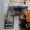 Entreplanta industrial TXL 32 con escalera estándar y barandilla con zócalo de seguridad