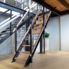 Escalera con barandilla de cuerdas