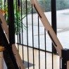 Escalera con barandilla de cuerdas